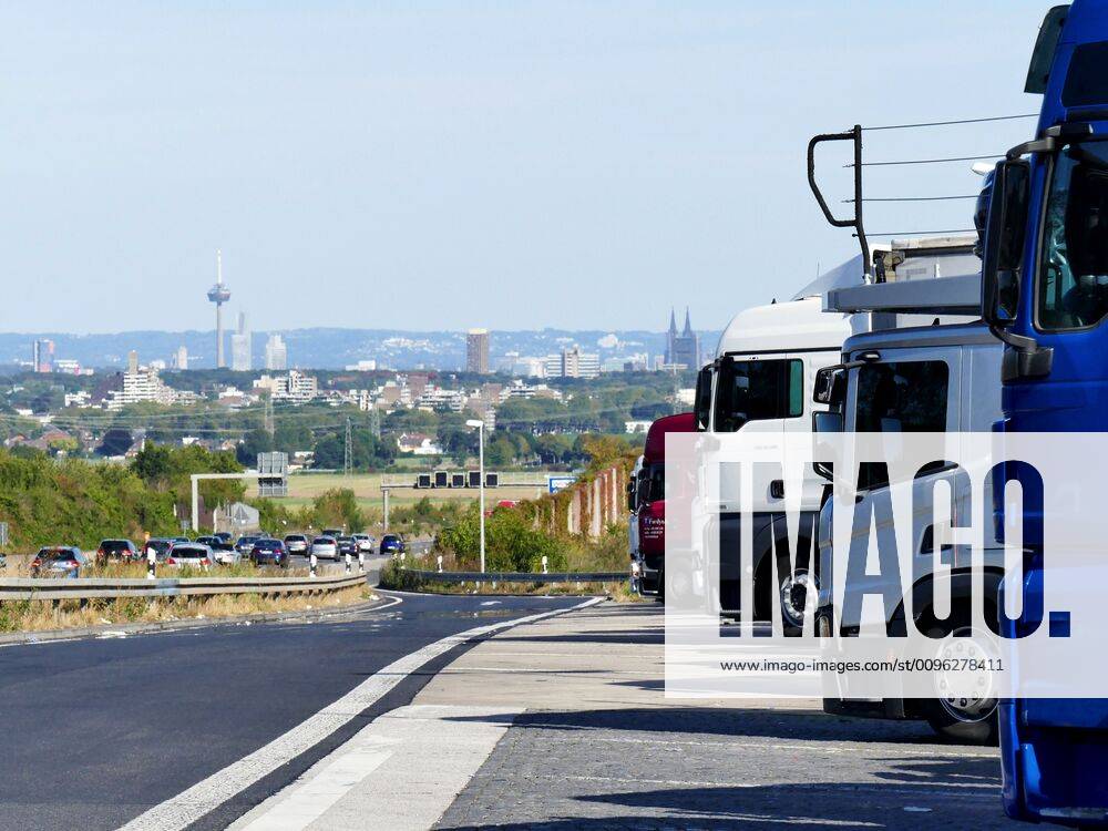 LKW auf dem Parkplatz der Raststätte Frechen Süd LKW auf dem Parkplatz der Raststätte Frechen Süd an der Autobahn A4 in Richtung Köln. Frechen, Nordrhein-Westfalen, Deutschland