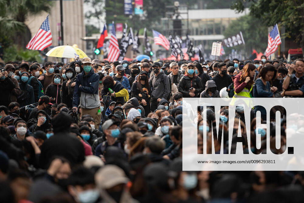 Hongkong, Proteste gegen die Regierung January 19, 2020, Hong Kong, Hong Kong, Hong Kong, China: What started as a peaceful demonstration in Chater Garden, quickly eroded into chaos. Protesters Began their march east toward Causeway Bay, chanting there demands. .Shortly after their march began they were soon confronted by a wall of police. Within minutes the peaceful march exploded into mayhem. Police blanketed the area with tear gas, dividing the crowd and sending protesters scattering. One man was slammed to the ground, bloodying him, while officers sprayed members of the press with streams of pepper spray. People ran for cover from the offensive stike of the police, spreading through the area and becoming divided by the police. Protesters set up small road blocks and pulled bricks from sidewalks hurling them at police. One officer was injured and many bystanders where caugh - ZUMAt221 20200119_zap_t221_006