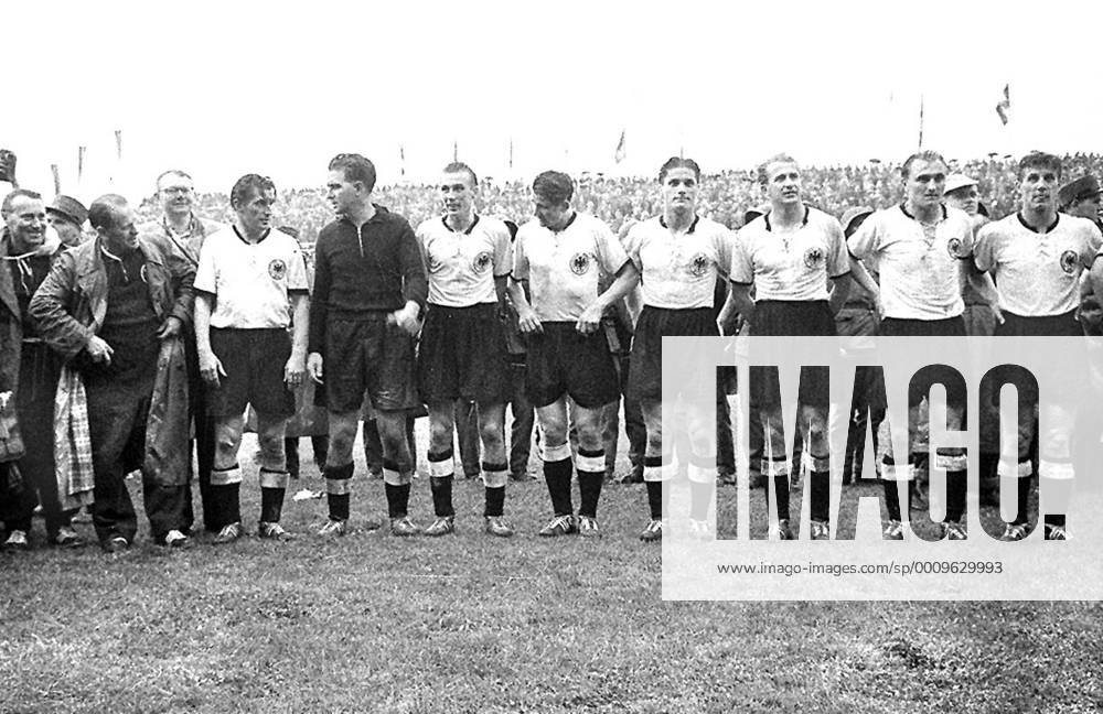 Fussball Herren WM Weltmeisterschaft 1954 Endspiel in Bern : Deutsche Nationalmannschaft v.l. Adi Dassler, Sepp Herberger, Fritz Walter, Toni Turek, Horst Eckel, Helmut Rahn, Ottmar Walter, Werner Liebrich, Jupp Posipal, Hans Schäfer,