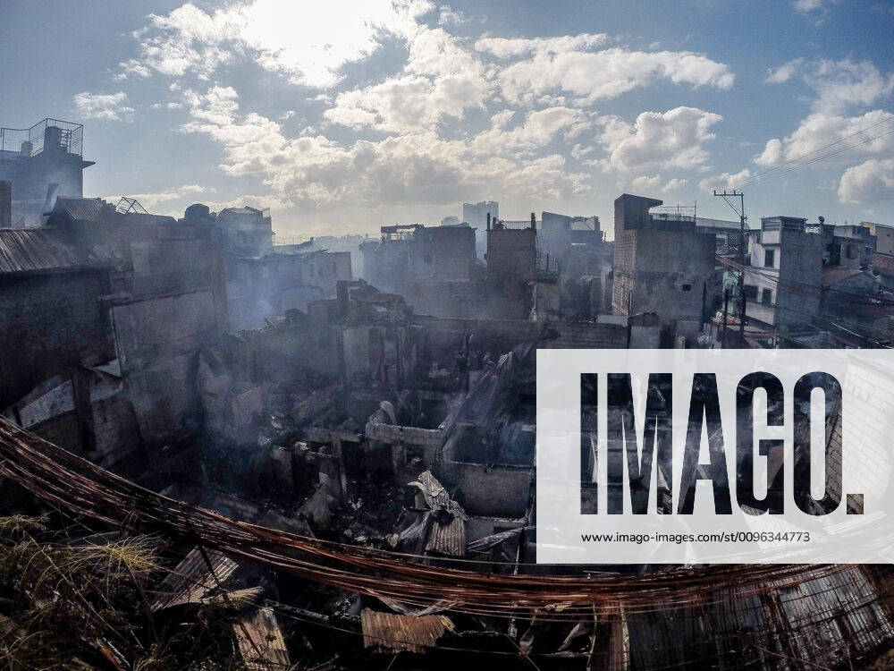 (200123) -- MANILA, Jan. 23, 2020 -- Charred houses are seen after a fire at a residential area in Manila, the Philippines, Jan. 23, 2020. More than 75 houses were razed in the fire. ) PHILIPPINES-MANILA-RESIDENTIAL FIRE-AFTERMATH ROUELLExUMALI