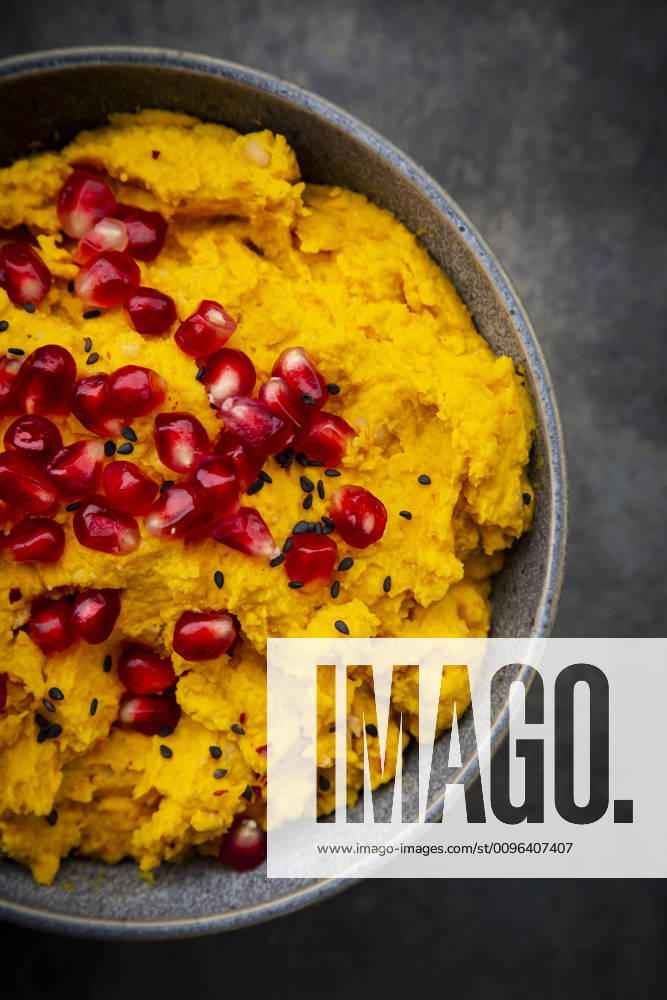 IMAGO Creative, Food, Hummus Bowl of pumpkin hummus with black sesame and pomegranate seeds LVF08491