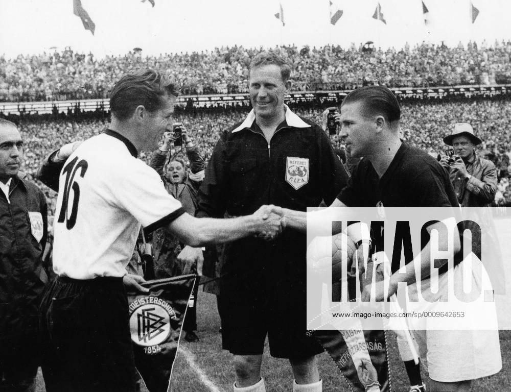 Weltmeisterschaft 1954 WM 54 Finale Endspiel Bern Wankdorfstadion Deutschland - Ungarn Fußball von links: Walter Fritz ( Deut ) Schiedsrichter William Ling Ferenc Puskas ( Ungarn )