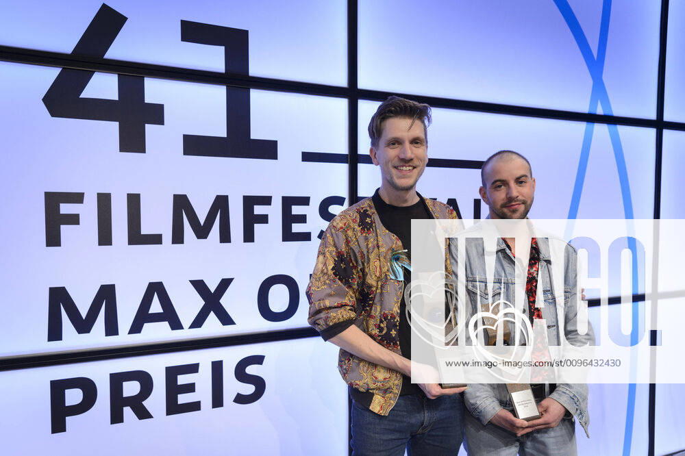 Bilder des Jahres 2020, Entertainment 01 Januar Die Preise beim Filmfestival Max Ophüls werden am Samstag (25.01.2020) im E-Werk in Saarbrücken verliehen. Insgesamt werden 16 Preise ausgelobt, darunter bester Film und beste Schauspieler. Nach der Preisverlehung feiern die Gäste ausgelassen auf der Filmparty. Bester Spielfilm wird Neubau von Johannes Maria Schmit (li.). Gleichzeitig erhält Tucke Royale (re.) für Buch und Schauspiel im Film Neubau den May Ophüls Preis für den gesellschaftlich relevanten Film 2020
