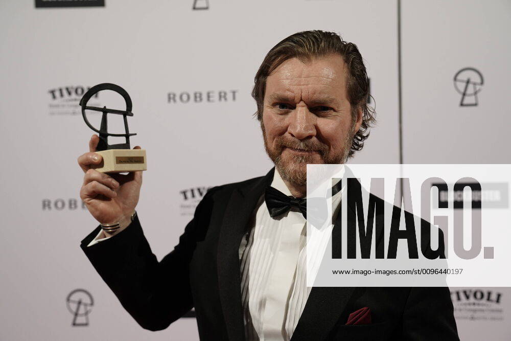 AArets mandlige birolle vinder Manus Krepper for sin rolle som far i filmen Dronningen . Danmarks Filmakademis uddeling af Robert Prisen 2020 i Tivoli Hotel & Congress Center i Koebenhavn, soendag den 26. januar 2020.. , Copenhagen Denmark