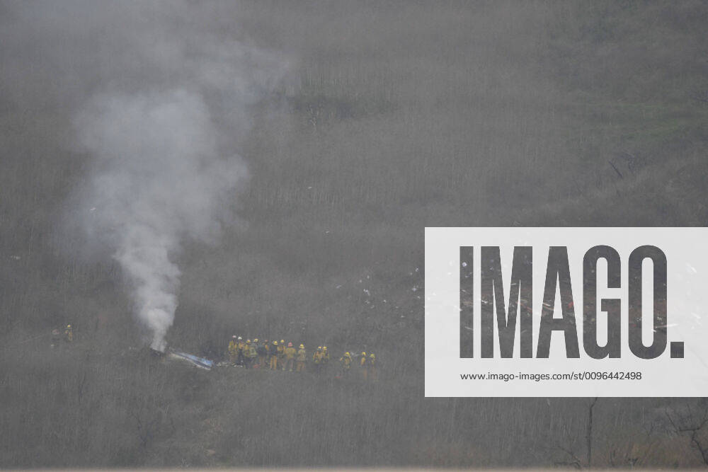 LA county firefighters on the scene of a helicopter crash in Calabashes Sunday morning. The helicopter crash into the hills killing former LA Lakers players Kobe Bryant and two of his daughters and former laker player Rick Fox. CA, Calabassas, CA USA. Jan 26,2020 Calabassas USA - ZUMAbl1_ 20200126_zaf_bl1_009