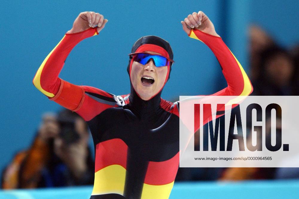 Claudia Pechstein (Deutschland) - Siegesjubel Eisschnellauf OS Winter Damen Olympische Winterspiele 2002, Olympia, Olympiade, Spiele, Eisschnellaufen, Eisschnelllaufen, Einzelbild Salt Lake City Utah Freude, Begeisterung,
