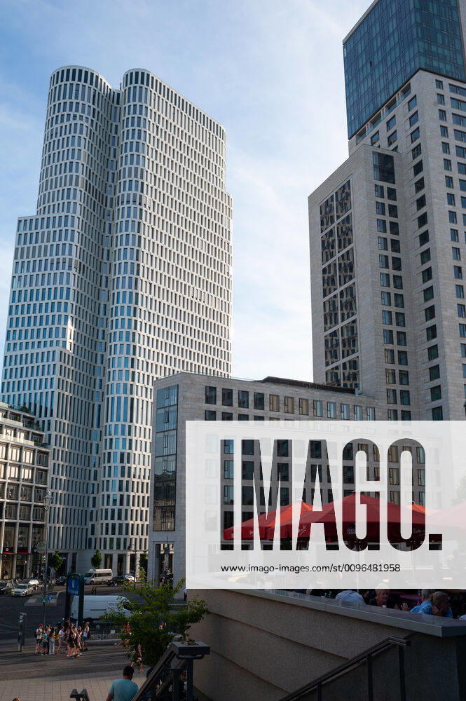 IMAGO Kreativ: Urbane Kultur - Sommer auf den Dächern 08.06.2018, Berlin, Deutschland, Europa - Blick auf den Upper West Gebaeudekomplex und das Waldorf Astoria Hotel in Berlin-Charlottenburg.