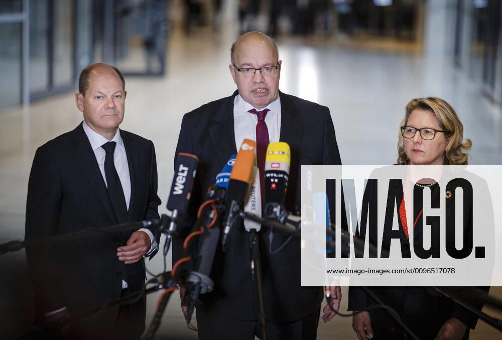 KW05 Bundesfinanzminister Olaf Scholz, SPD, Bundeswirtschaftsminister Peter Altmaier, CDU, und Bundesumweltministerin Svenja Schulze, SPD, geben gemeinsam ein Pressestatement, anlaesslich des Kohleausstiegsgesetzes im Deutschen Bundestag in Berlin. 29.01.2020. Berlin Deutschland