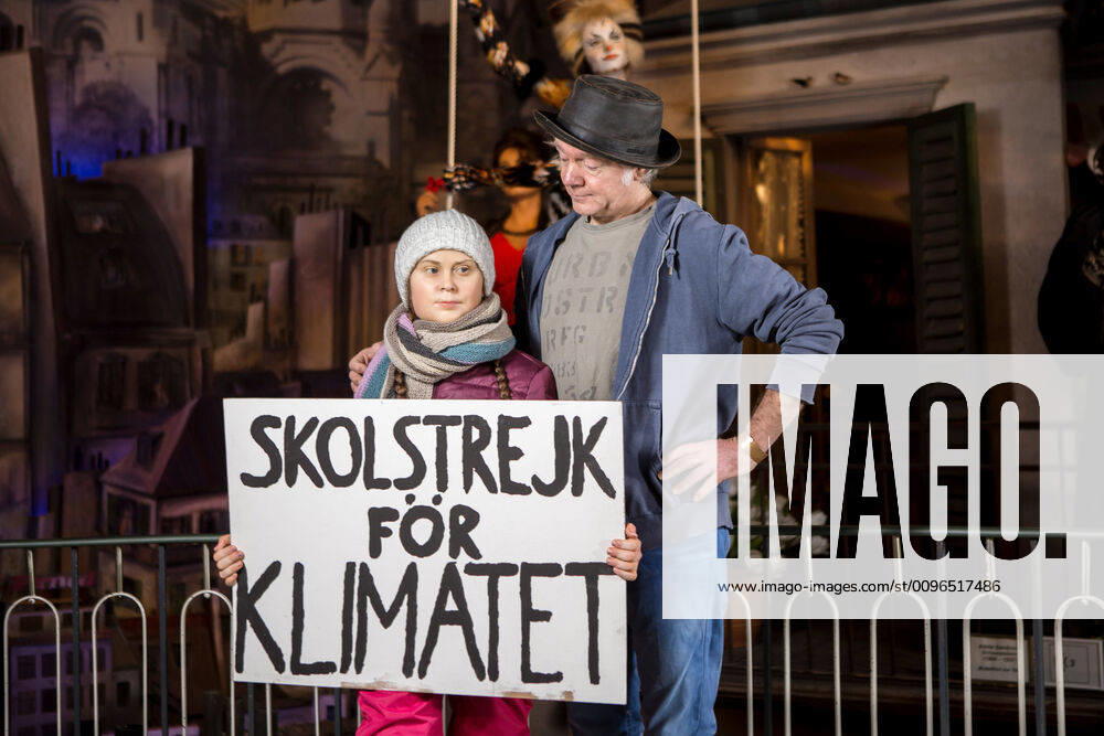 Das Panoptikum an der Reeperbahn in St. Pauli (Hamburg) enthuellte am Dienstag(29.01.2020) die schwedische Klimaaktivistin Greta Thunberg als Wachsfigur. (Foto: Bildhauer Gottfried Krueger (Krüger) neben der Wachsfigur die er modellierte) Eine Besonderheit ist, dass sie die erste Wachsfigur im Panoptikum sein wird, die je nach Jahreszeit verschiedene Kleidung tragen soll. Derzeit ist es eine waermende Ski-Hose mit Wollmuetze und dickem Schal. (Siehe epd-Meldung vom 29.01.2020) Greta Thunberg in Wachs auf der Reeperbahn