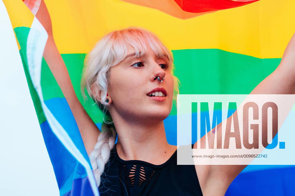 IMAGO Creative: Pride Month 2022, Engagement der Jugendlichen Lesbian woman with the flag of pride in sportswear at gay parade Aviles, Asturias, Spain CR_ADRO200110-282457-01