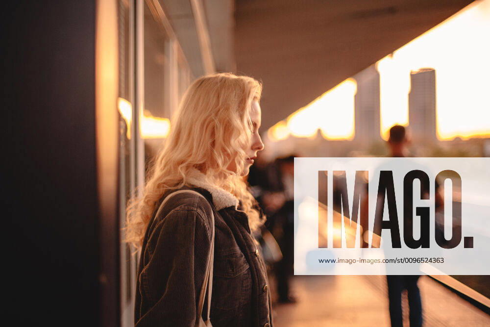 IMAGO Creative: Gesellschaft, Armut Young woman with blond hair waiting for train at subway station CR_DMBE191216A-249785-01