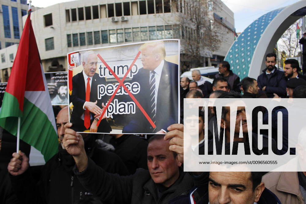 Hebron, West Bank, Palestinian Territory: Palestinians protesters hold banners during protest against US President Donald Trump s Century Deal expected peace plan in the West Bank city of Hebron on January 30, 2020. Donald Trump has launched his ultimate deal for Middle East peace, saying his detailed 80-page plan would be a realistic two-state solution that had already been agreed to by Israel Hebron Palestinian Territory - ZUMAap3_ 20200130_zaf_ap3_070