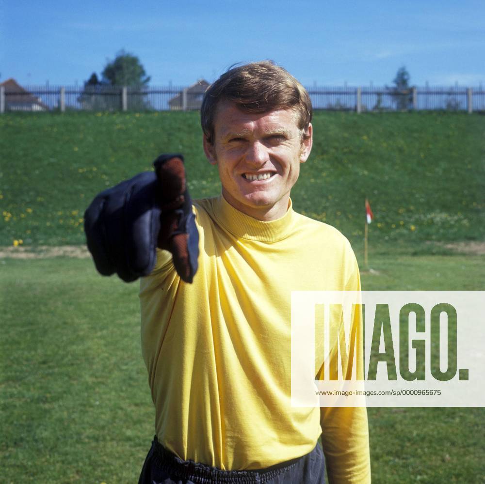 Torwart Sepp Maier (Bayern) - da gehts lang Fußball 1. BL Herren DEUTSCHSPRACHIGE SPORTZEITSCHRIFTEN UND -ZEITUNGEN NUR NACH RÜCKSPRACHE, Saison 1965 1966 Einzelbild Aufnahmedatum geschätzt München