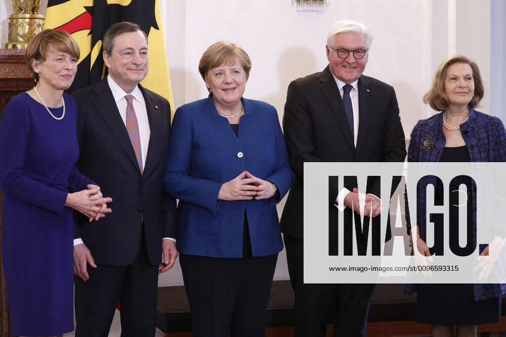 Elke Büdenbender, Ehefrau von Frank-Walter Steinmeier, Mario Draghi, ehemaliger Präsident der Europäischen Zentralbank, Bundeskanzlerin Angela Merkel, Bundespräsident Frank-Walter Steinmeier, Maria Serenella, Ehefrau von Mario Draghi, Deutschland, Berlin, Schloss Bellevue, Ansprache BPr Steinmeier und Verleihung des Verdienstordens der Bundesrepublik Deutschland an Mario Draghi
