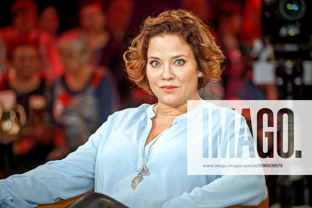 MDR - Riverboat. Schauspielerin Muriel Baumeister anläßlich der Aufzeichnung der MDR - Talkshow Riverboat am 31.01.2020 im Studio 3 der Mediacity Leipzig. 20200131SFL0006