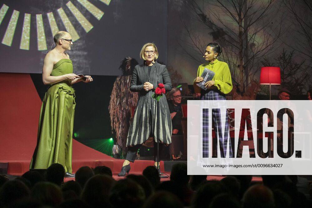 Grafenegg NÖ, Österreichischer Filmpreis 2020, Verleihungsgala d. Akademie des Österreichischen Films im Bild: Markus Schleinzer, Salka Weber, Landeshauptfrau Johanna Mikl-Leitner, -a d Bühne