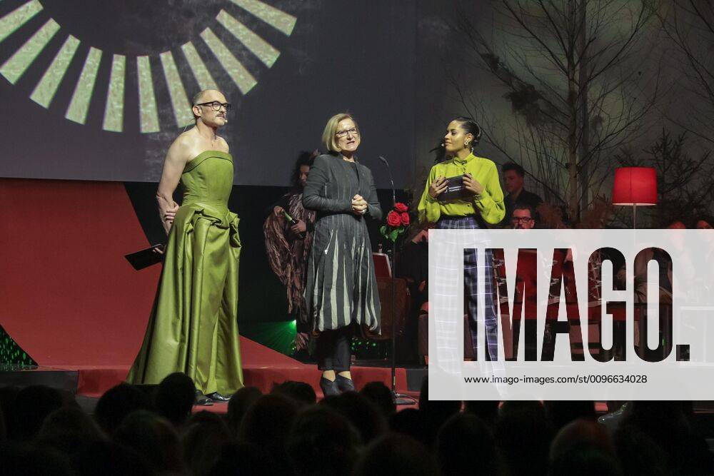 Grafenegg NÖ, Österreichischer Filmpreis 2020, Verleihungsgala d. Akademie des Österreichischen Films im Bild: Markus Schleinzer, Salka Weber, Landeshauptfrau Johanna Mikl-Leitner, -a d Bühne