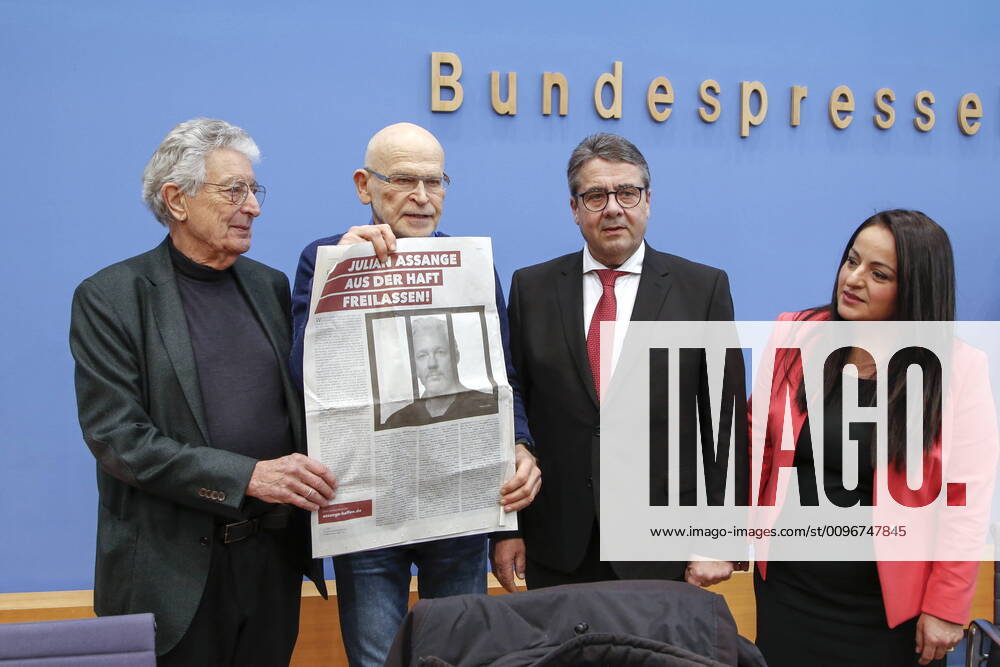 Berlin, Deutschland - Pressekonferenz: Appell zur Freilassung von Julian Assange aus britischer Auslieferungshaft. Foto: v.l. Gerhart Baum, FDP, Bundesminister a. D., Guenter Wallraff, Investigativjournalist, Sigmar Gabriel, SPD, Bundesminister a. D. und Sevim Dagdelen, MdB, DIE LINKE.