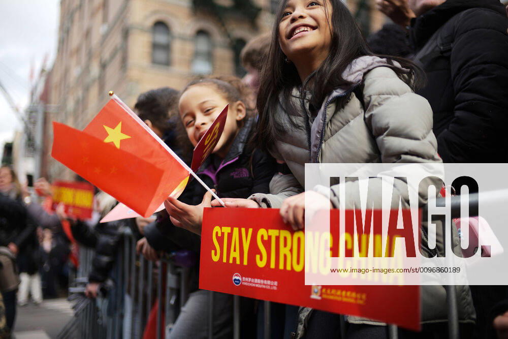 (200210) -- NEW YORK, Feb. 10, 2020 -- People watch the Chinese Lunar New Year parade in Manhattan s Chinatown of New York City, the United States, Feb. 9, 2020. ) U.S.-NEW YORK-CHINESE LUNAR NEW YEAR-PARADE LixMuzi