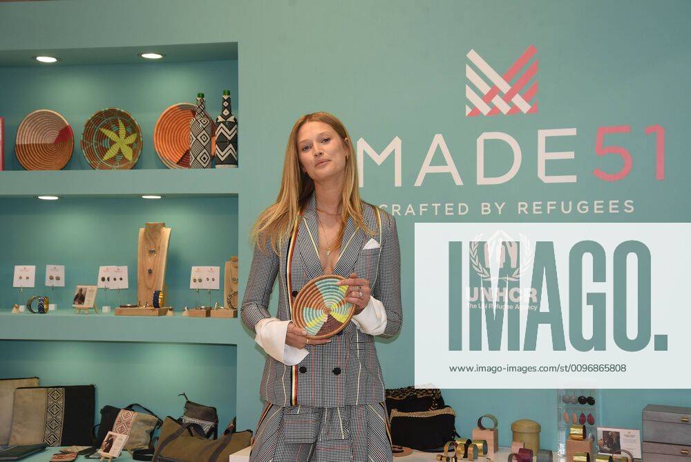 Frankfurt am Main, Messe Ambiente internationale Leitmesse für Konsumgüter Presserundgang mit Antonia Toni Garrn deutsches Model und Schauspielerin Bild zeigt Antonia Toni Garrn beim Besuch auf dem Messtestand MADE51 Refugee-made
