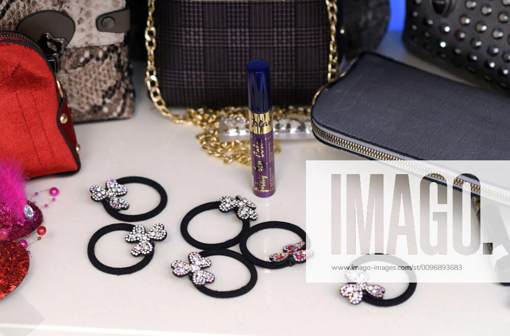 Details bei einem Friseursalon in Mindelheim (Unterallgäu), Haarschmuck, Haargummis. 08.02.2020, Friseur 08.02.2020, Friseur