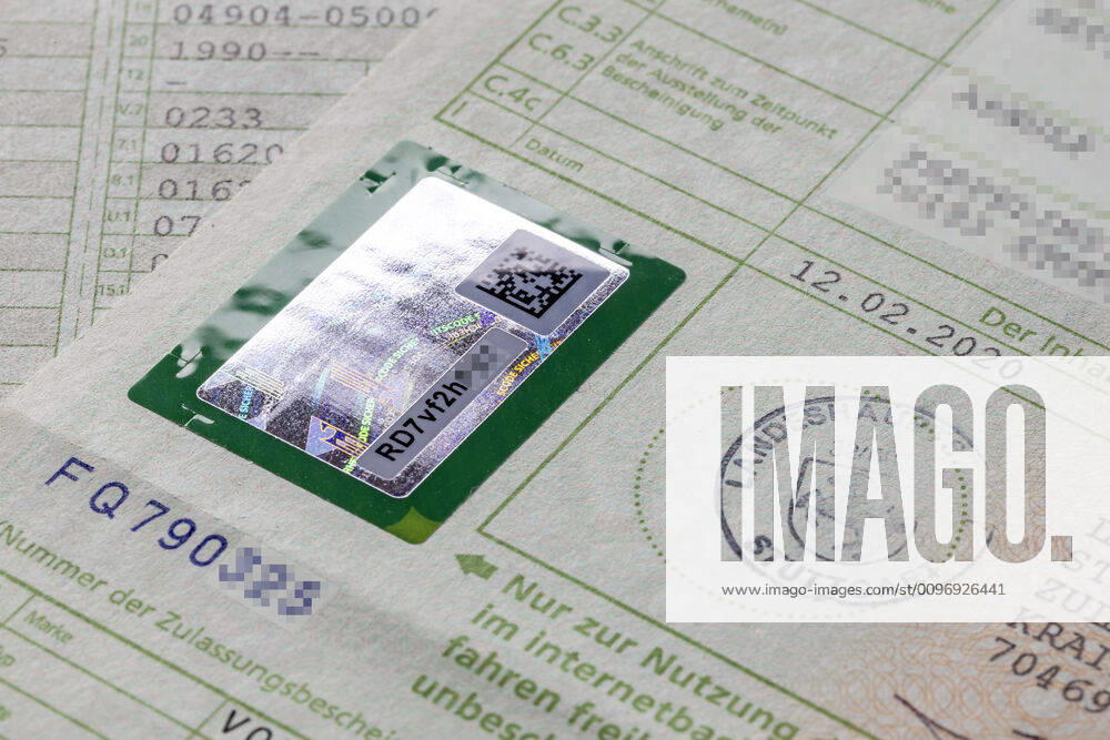 DEU, Deutschland, Baden-Württemberg, Stuttgart, 13.02.2020: Zulassungsbescheinigung Teil 2 mit verdecktem Sicherheitscode für ein internetbasiertes Zulassungsverfahren.