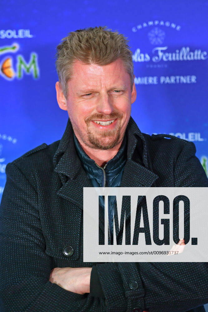 Martin GRUBER (Schauspieler), Einzelbild,angeschnittenes Einzelmotiv,Halbfigur,halbe Figur. Roter Teppich,Red Carpet,Arrival. TOTEM von Cirque du Soleil, am 13.02.2020 in Muenchen,