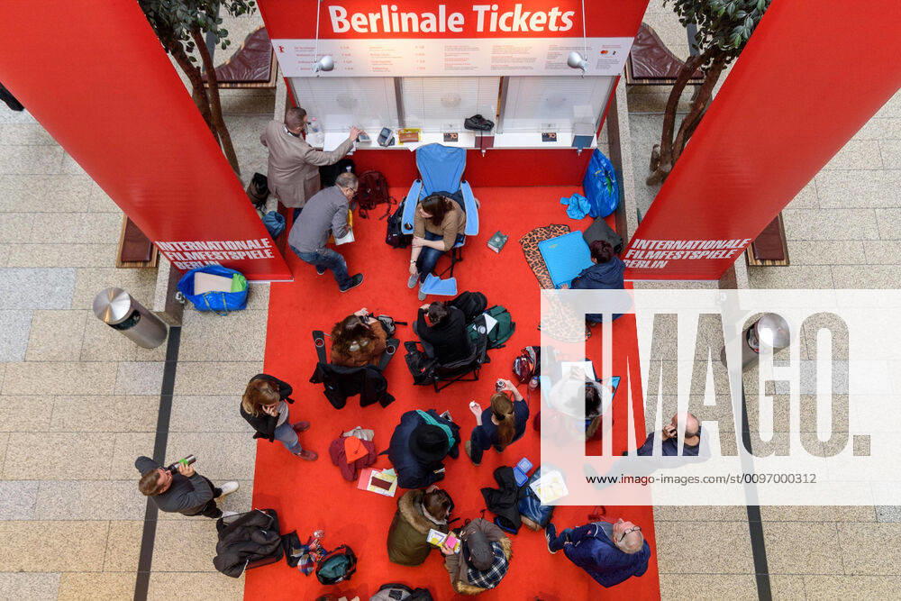 Beginn des Ticketverkaufs in den Potsdamer Platz Arkaden für die bevorstehenden 70. Internationale Filmfestspiele Berlin. Einige Kinofans verbrachten die Nacht vor dem Verkaufsschalter. snapshot-photography F.Boillot