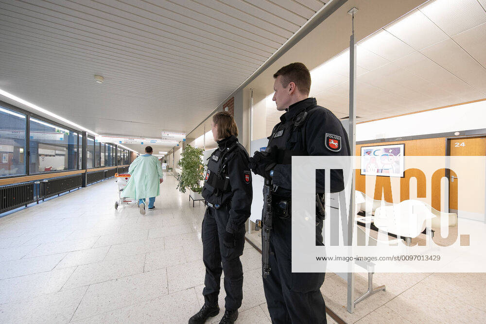 Hannover, 18.02.2020, Derzeit kontrolliert die Polizei Hannover das gesammte Gelände der Medizinischen Hochschule Hannover. MHH, Schwer bewaffnete Einheiten stehen an allen Eingängen. Nach Medienberichten wird ein Mafia Boss aus Montenegro auf der Intensivstation behandelt,