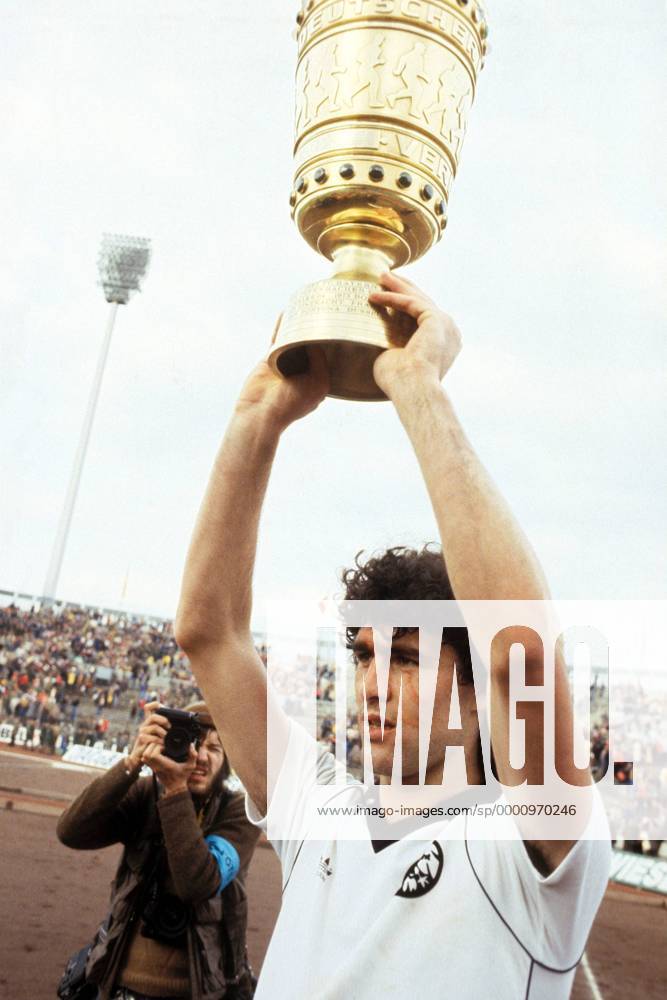 Bruno Pezzey (Frankfurt) mit dem DFB Pokal Fußball 1. BL Herren DEUTSCHSPRACHIGE SPORTZEITSCHRIFTEN UND -ZEITUNGEN NUR NACH RÜCKSPRACHE, DFB-Pokal 1980 1981 Einzelbild Stuttgart