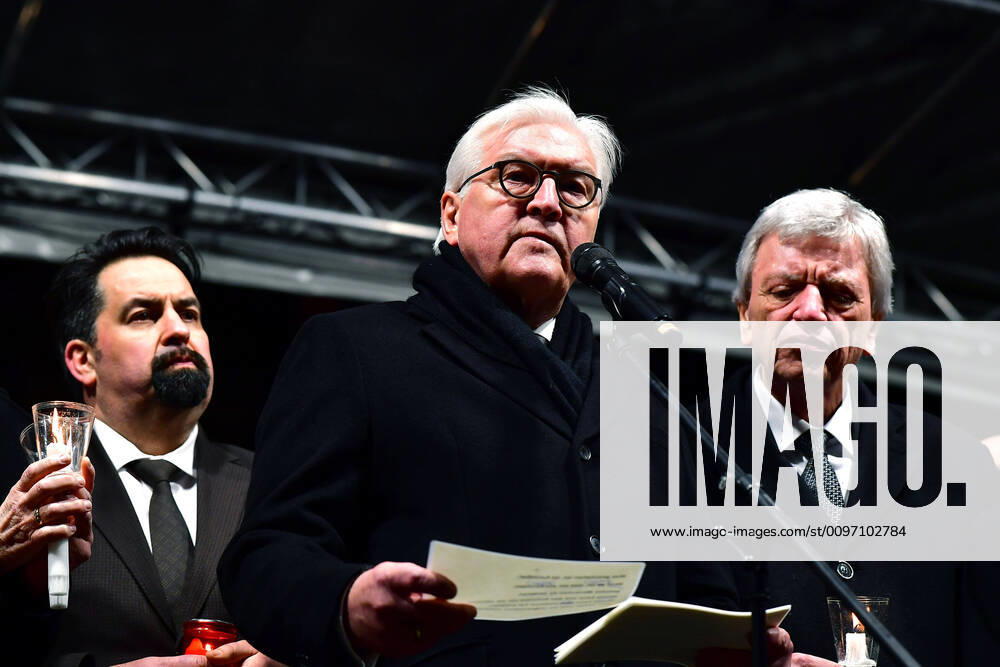 KW08 Bundespräsident besucht Hanau Vorsitzender des Zentralrats der Muslime Aiman Mazyek, links - Bundepräsident Frank-Walter Steinmeier, mitte - Ministerpräsident Volker Bouffier Bundespräsident Frank-Walter Steinmeier nimmt er an der Mahnwache der Stadt auf dem Hanauer Marktplatz teil und spricht dort Gedenkworte. Der Bundespräsident wird begleitet vom stellvertretenden Vorsitzenden des Ausländerbeirats der Stadt Hanau, Robert Erkan, und vom Vorsitzenden des Zentralrats der Muslime, Aiman Mazyek. An der Mahnwache auf dem Hanauer Marktplatz nimmt auch der Präsident des Zentralrats der Juden in Deutschland, Josef Schuster teil.