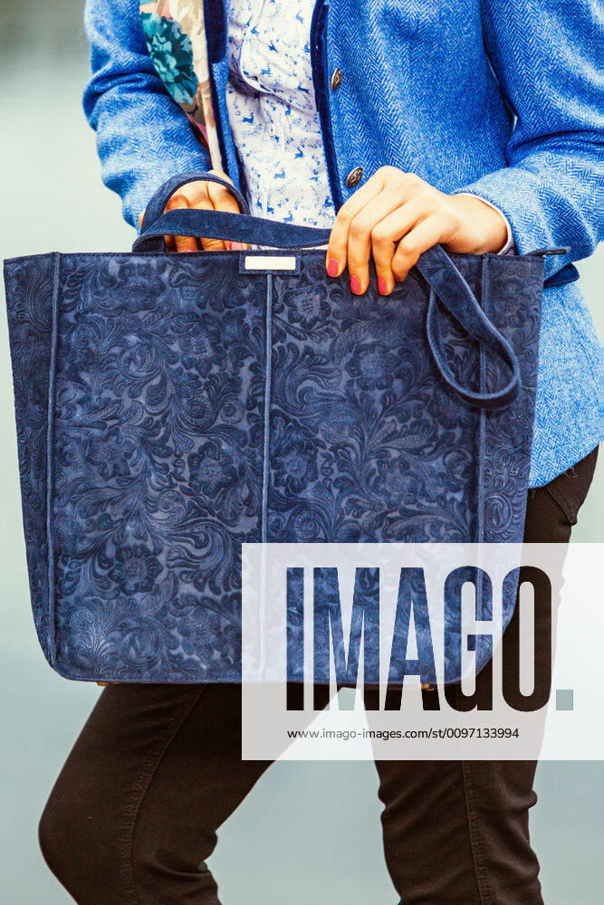 Große modische Handtasche im Landhausstil.
