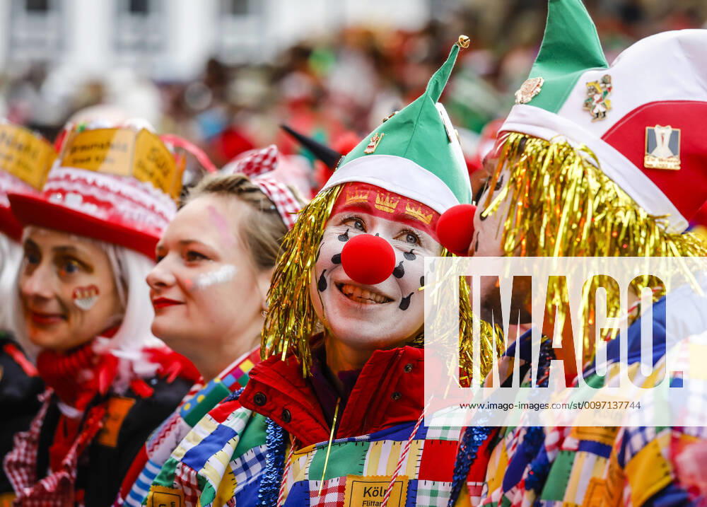 Koeln, Rheinland, Nordrhein-Westfalen, Deutschland - Karneval in Koeln, an Weiberfastnacht wird auf dem Alter Markt traditionell der Strassenkarneval eroeffnet, der dann am Rosenmontag seinen Hoehepunkt findet, bunt kostuemierte Karnevalisten feiern vor der Buehne. Koeln Nordrhein-Westfalen Deutschland