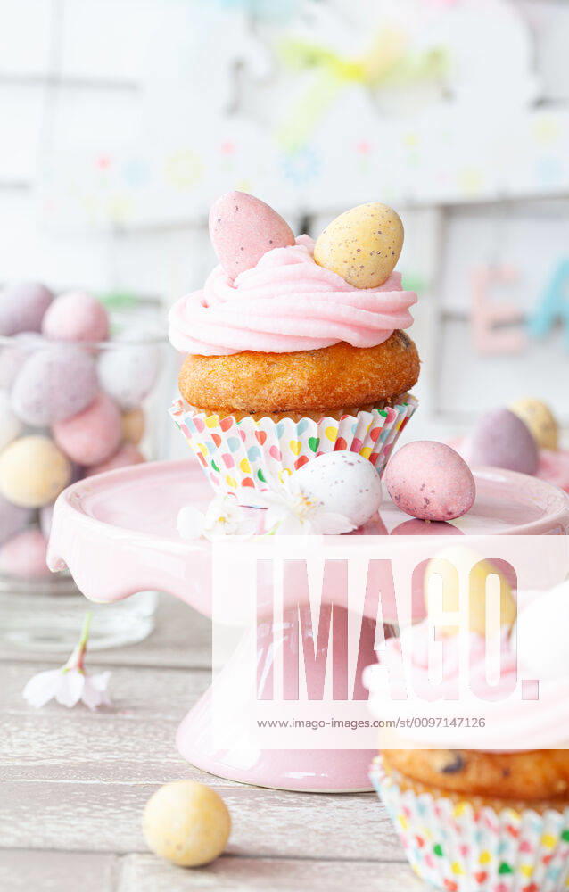 Kleine Cupcakes mit rosa Zuckerguss zu Ostern