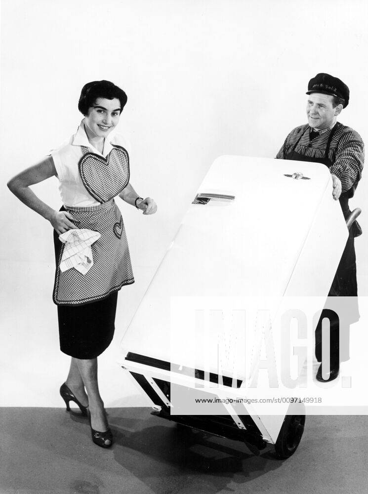 Hausfrau und Lieferant, ein neuer Kühlschrank wird geliefert, 1950er Jahre, genauer Ort unbekannt, Deutschland, Europa
