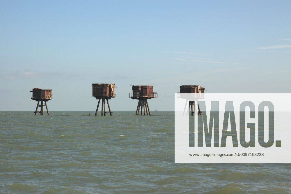 Maunsell Sea Forts, Flakt¸rme in der Themsem¸ndung Die Maunsell Forts sind eine Gruppe künstlicher Plattformen und befestigter Türme, die während des Zweiten Weltkrieges vom britischen Militär vor der englischen Ostküste im flachen Gewässer der Flussmündung der Themse errichtet wurden und der Abwehr feindlicher Flugzeuge und Marine dienten. Themsemündung, England, Großbritannien