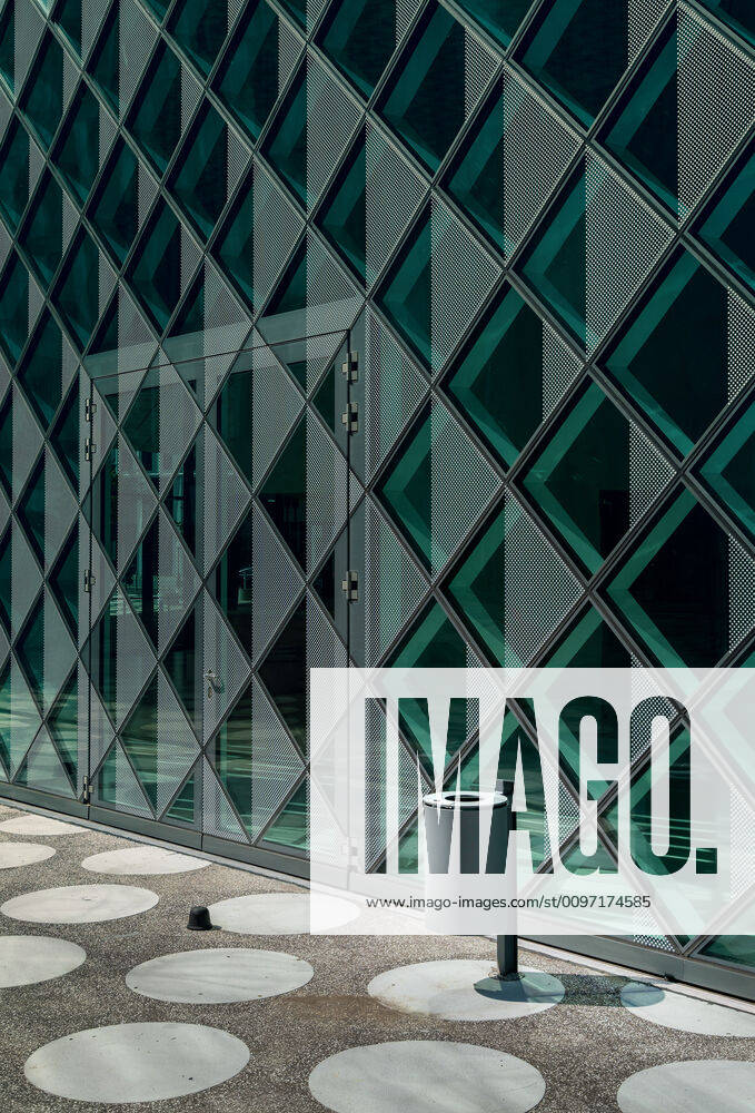 IMAGO Creative: Architektur in Berlin Papierkorb vor einer Glasfassade