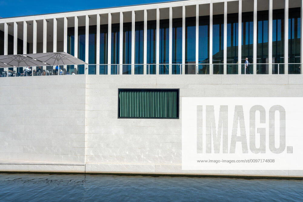 IMAGO Kreativ: Urbane Kultur - Sommer auf den Dächern die neu erbaute James Simon Galerie zwischen Kupfergraben und Neuem Museum, Berlin, Deutschland