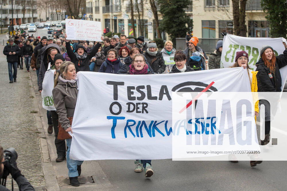 Brandenburg Tesla Protest Mehrere hundert Menschen protestierten am Samstag den 22. Februar 2020 im brandenburgischen Erkner gegen den Bau der Tesla-Gigafactory gegen geplante Tesla-Gigafactory in Gruenheide. Sie forderten schadstofffreies und ausreichendes Trinkwasser, den Erhalt unserer Landschaft und Schutzgebiete, saubere Luft, den Schutz vor der Zunahme von Verkehrslaerm und dass Gruenheide und Umgebung auch in Zukunft als Naherholungsgebiet erhalten bleiben soll. Ein von Seen und Fluessen durchzogenes Waldgebiet ist der falsche Standort für eine Industrieansiedlung , so die Organisatoren der Demonstration. 22.2.2020, Erkner
