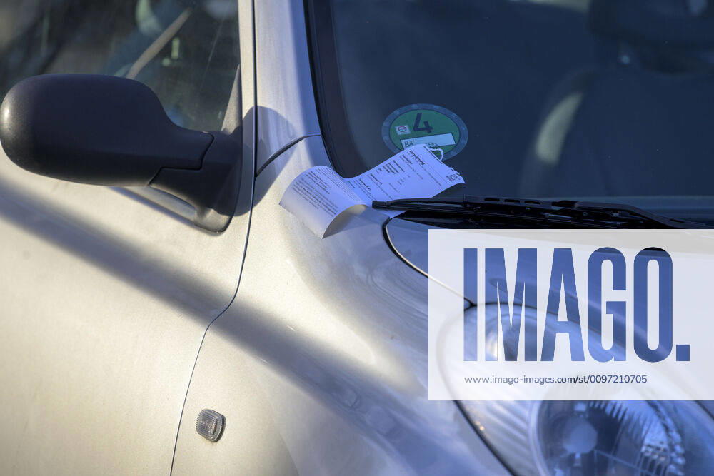 Ordnungswidrigkeit im ruhenden Verkehr. Strafzettel beziehungsweise Ticket oder Knöllchen hinter dem Scheibenwischer eines ordnungswidrig abgestellten Fahrzeugs. Bonn Nordrhein-Westfalen Deutschland