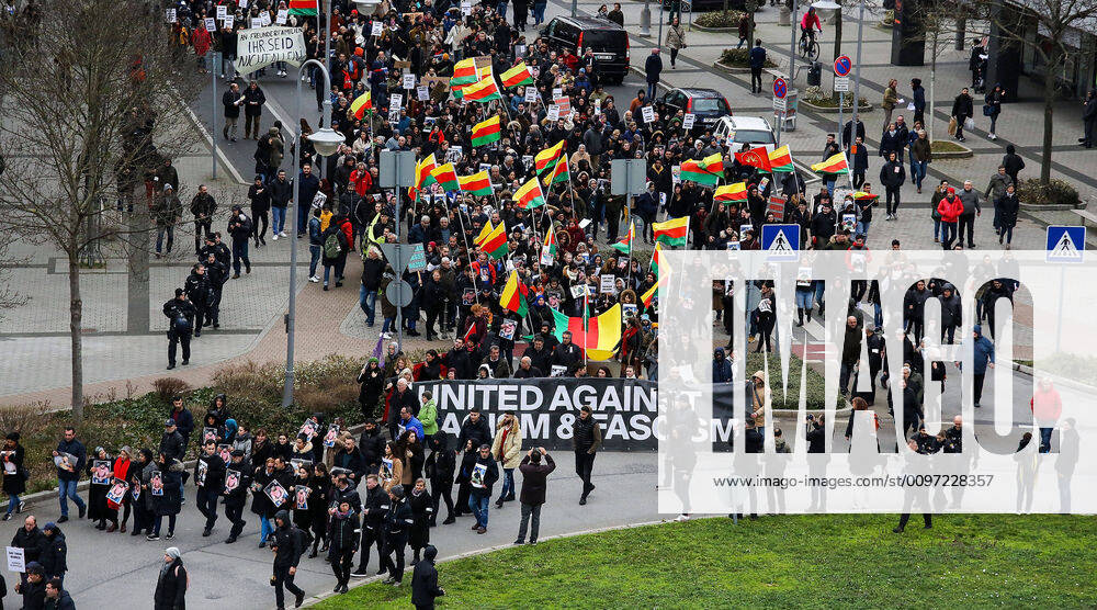 Lokal Hanau , Demonstration und Mahnwache nach Terror in Hanau Bluttat, Terror, Schiesserei, Mord, Tot , Gedenkfeier, Tobias R, Terrorist, Trauer, Hanau, Demonstation, Mahnwache v.l. Demo, Plakate, Fridays fot Future Hanau, Kundgebung Uebersicht, Hanau Hessen Deutschland (DE)