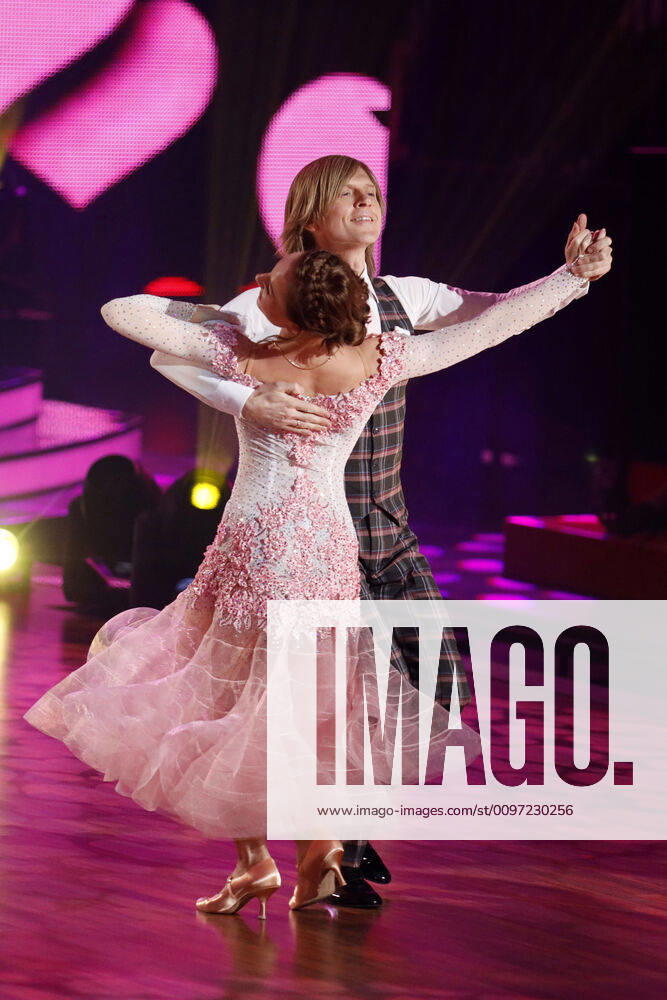John Kelly mit Regina Luca bei der Kennenlern-Show der 13. Staffel der RTL-Tanzshow Let s Dance im MMC Coloneum. Köln