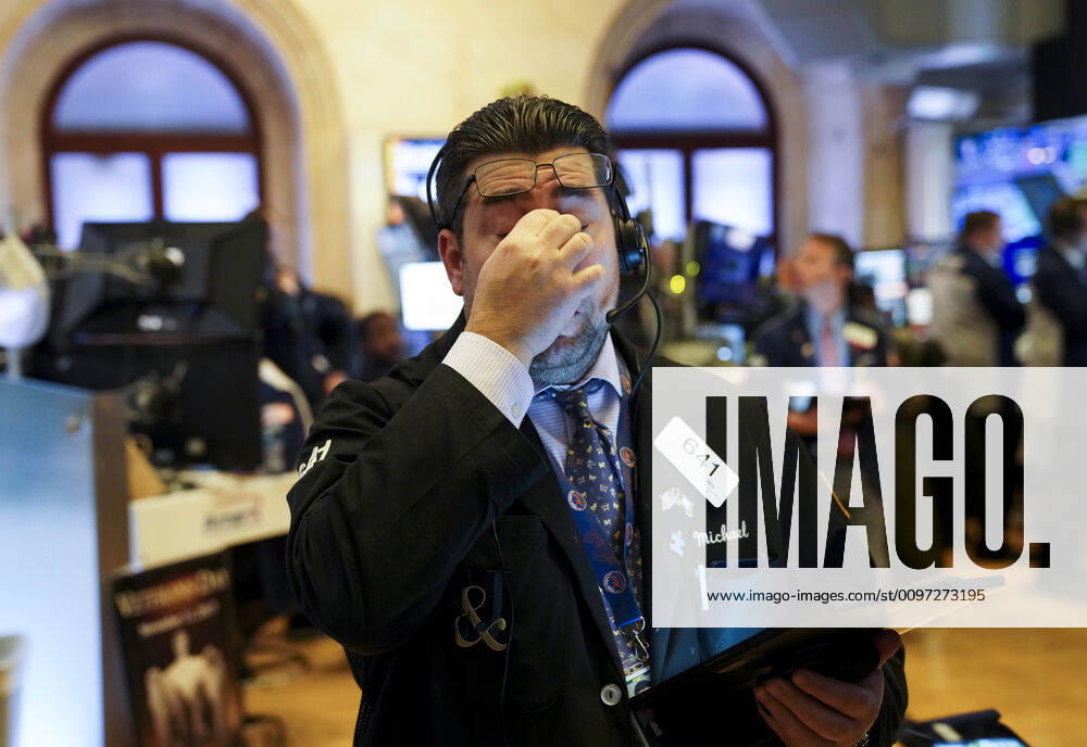 (200224) -- NEW YORK, Feb. 24, 2020 -- A trader works at the New York Stock Exchange in New York, the United States, on Feb. 24, 2020. U.S. stocks plunged on Monday with all three major indexes plunging more than 3 percent amid rising risk aversion. The Dow fell 3.56 percent to 27,960.80, and the S&P 500 was down 3.35 percent to 3,225.89, while the Nasdaq was down 3.71 percent to 9,221.28. ) U.S.-NEW YORK-STOCKS WangxYing