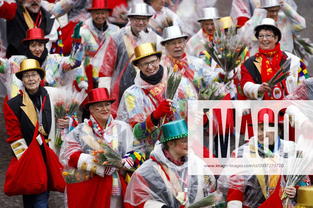 Karnevalisten beim Kölner Rosenmontagszug 2020. Köln