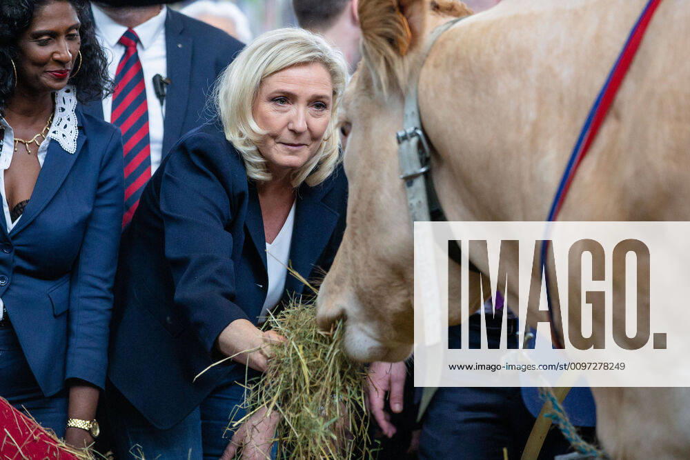 KW09 Paris, France le 25 fevrier 2020 - President of French far-right wing party Rassemblement National (RN), Marine Le Pen (C) during the 2020 agriculture fair.