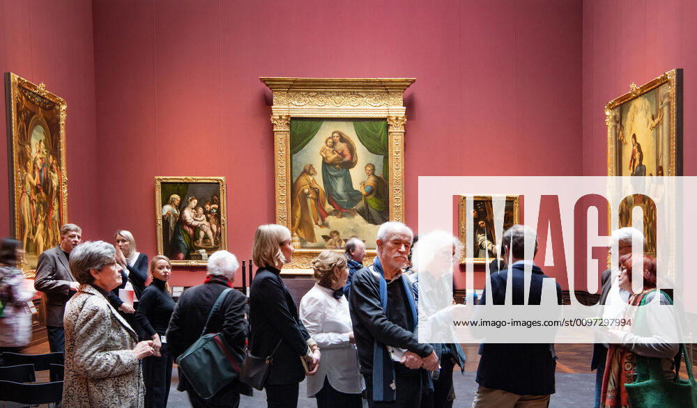 GER Sachsen Dresden Wiedereroeffnung des Semperbaues am Zwinger mit der Gemaeldegalerie Alte Meister und der Skulpturensammlung - besonders im Blickpunkt die Sixtinische Madonna von Raffael ddbd