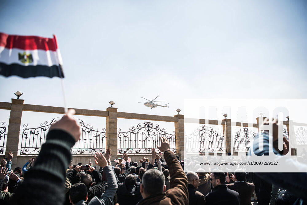 (200226) -- CAIRO, Feb. 26, 2020 -- Supporters of Egypt s former president Hosni Mubarak wave hands to the helicopter which carries his body in Cairo, Egypt, Feb. 26, 2020. Egypt held a military funeral on Wednesday for the country s former president Hosni Mubarak who died on Tuesday at the age of 91. ) EGYPT-CAIRO-HOSNI MUBARAK-FUNERAL WuxHuiwo