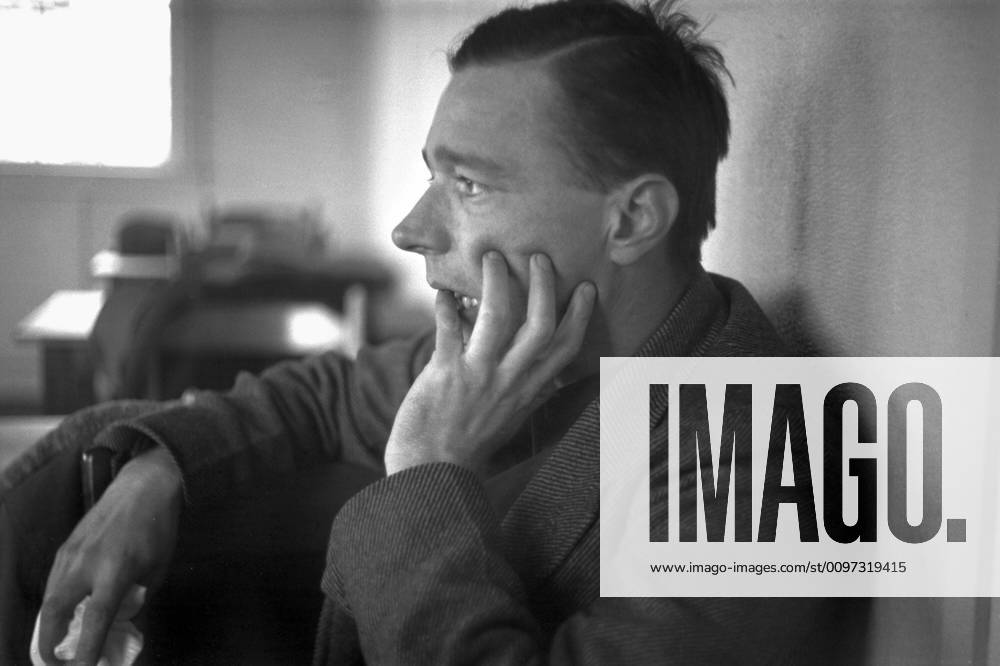 Walker Evans (1903-1975), profile, hand up to face, American photographer, photograph by Edwin Locke, February, 1937. Courtesy Everett Collection PUBLICATIONXNOTxINxCANxCHNxFRAxITAxJPNxNORxPOLxRUSxESPxUKxUSA