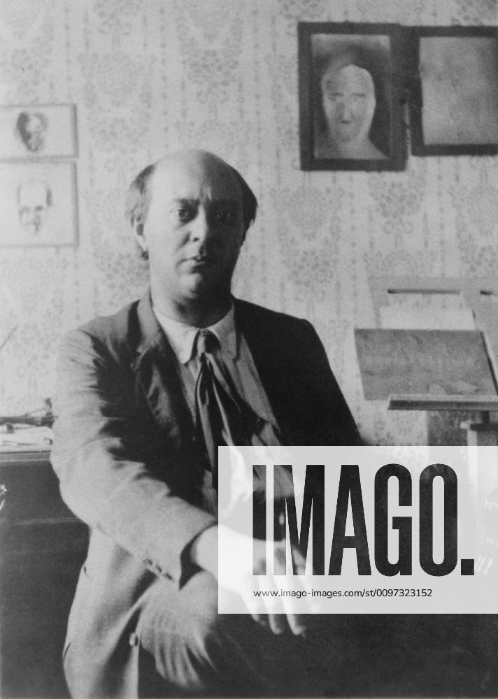 Arnold Schoenberg (1874-1951), in his studio, 1911. A modernist, he composed with a twelve note scale, rejecting reference to a key or tonal center. Courtesy Everett Collection PUBLICATIONXNOTxINxCANxCHNxFRAxITAxJPNxNORxPOLxRUSxESPxUKxUSA