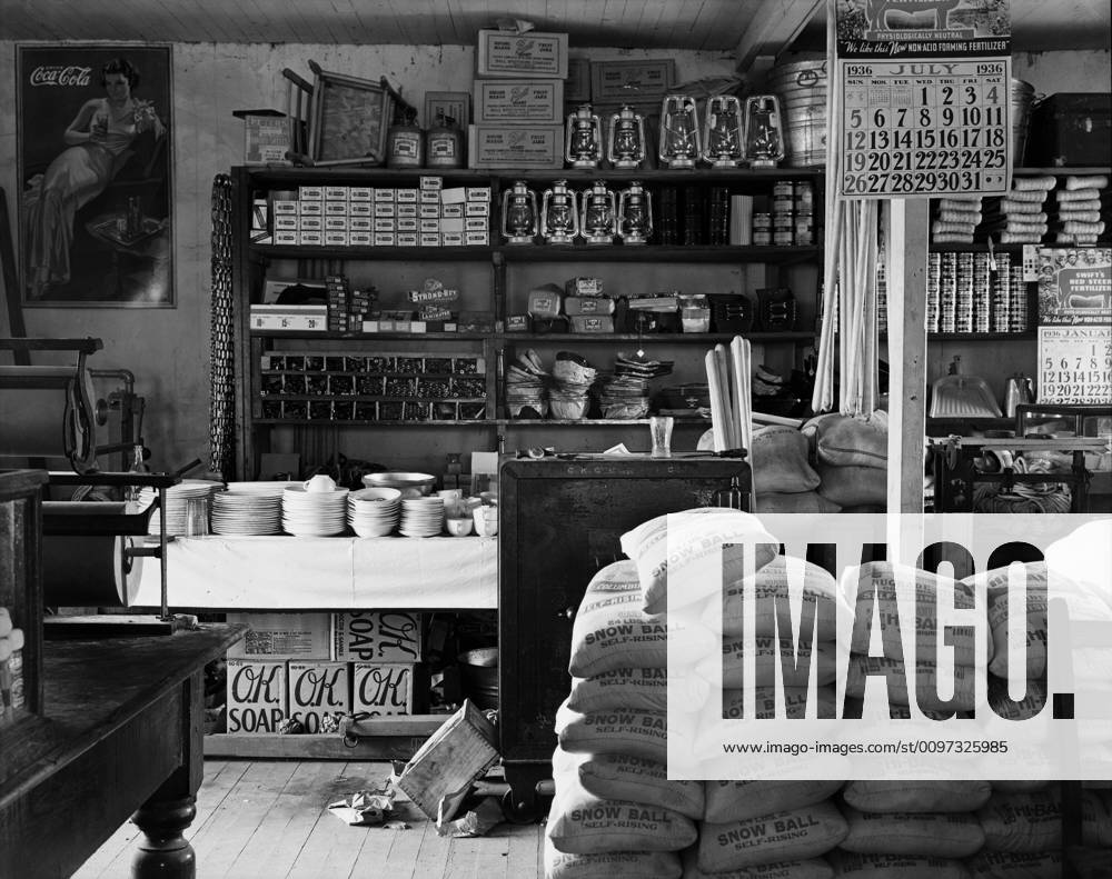 General store interior in Moundville Alabama. Goods for sale include flour salt cooking utensils canning jars soap kerosene lanterns rope and shotgun shells. 1936 photo by Walker Evans. (BSLOC_2010_18_102) Courtesy Everett Collection PUBLICATIONXNOTxINxCANxCHNxFRAxITAxJPNxNORxPOLxRUSxESPxUKxUSA